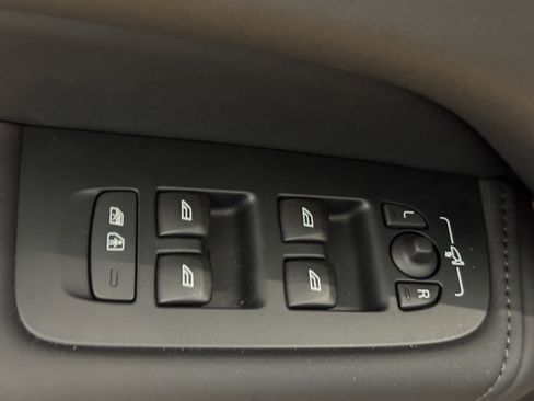 New 2026 Volvo XC60 B5 Ultra w/ Climate Package image 17