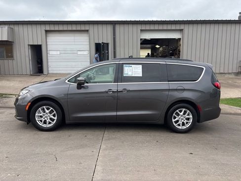 Used 2022 Chrysler Pacifica Touring-L FWD image 4