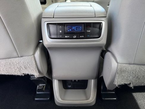 Used 2019 Toyota Highlander XLE AWD/4WD image 29