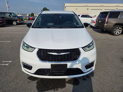 Used 2024 Chrysler Pacifica Touring-L FWD image 22