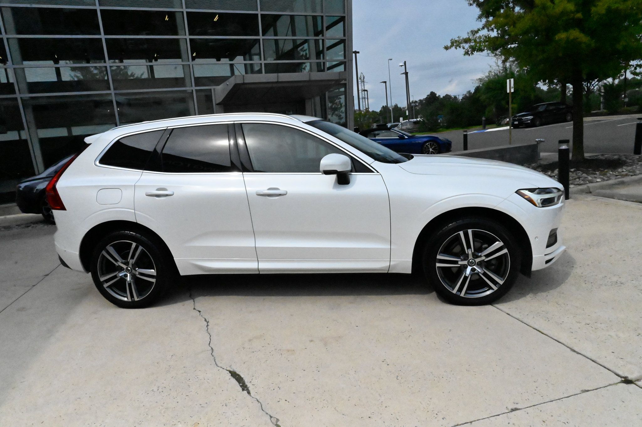 Used 2019 Volvo XC60 T5 Momentum w/ Multimedia Package AWD/4WD image 4