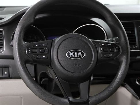 Used 2021 Kia Sedona LX image 7