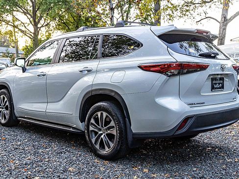 Used 2023 Toyota Highlander AWD image 4