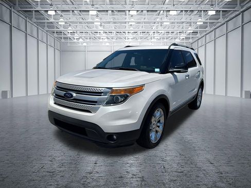 Used 2014 Ford Explorer XLT w/ Equipment Group 202A FWD image 3
