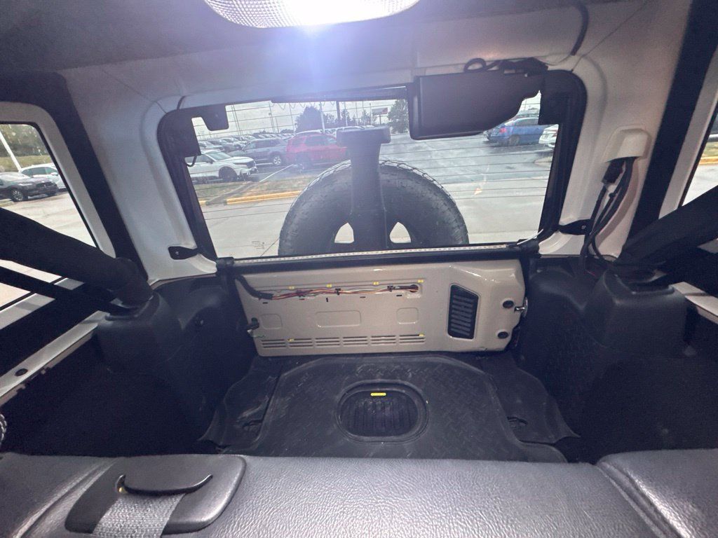 Used 2016 Jeep Wrangler Unlimited Rubicon w/ Connectivity Group AWD/4WD image 21