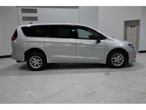 Used 2024 Chrysler Voyager LX FWD image 5