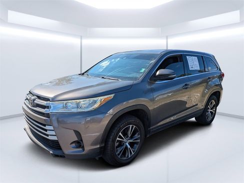 Used 2018 Toyota Highlander LE image 7