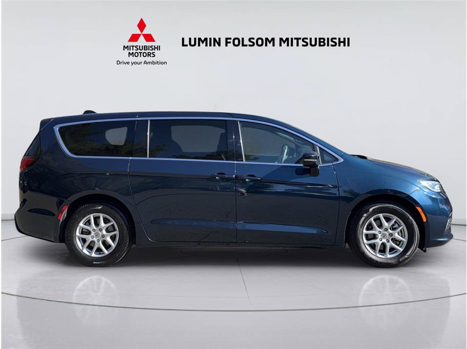 Used 2025 Chrysler Pacifica Select FWD image 6