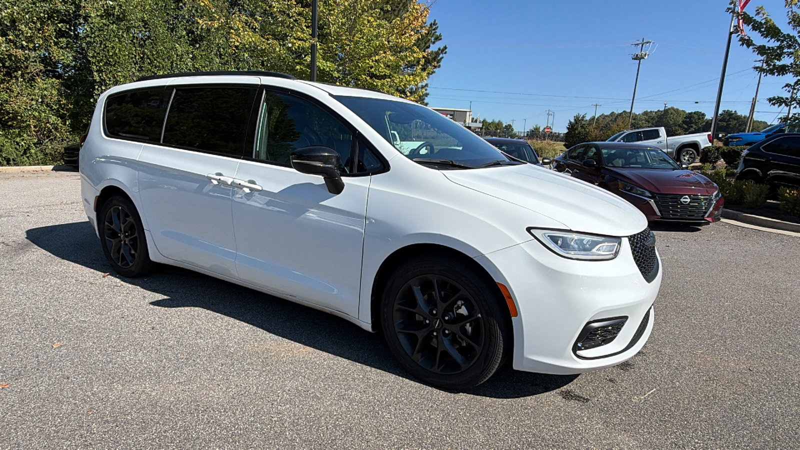 Used 2025 Chrysler Pacifica Limited FWD image 5
