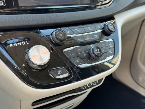 Used 2023 Chrysler Pacifica Touring-L FWD image 31
