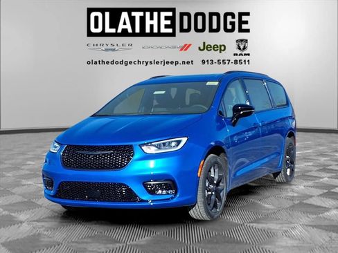 New 2026 Chrysler Pacifica Limited image 1