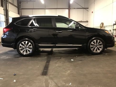 Used 2017 Subaru Outback 2.5i Touring image 3