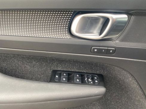 Used 2022 Volvo XC40 T4 R-Design w/ Climate Package image 13