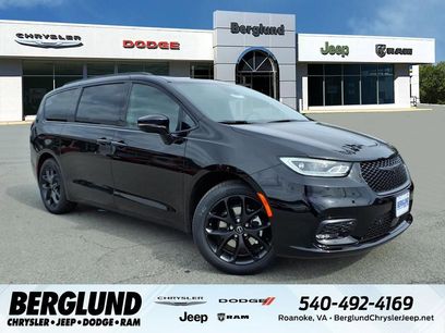 New 2026 Chrysler Pacifica Select