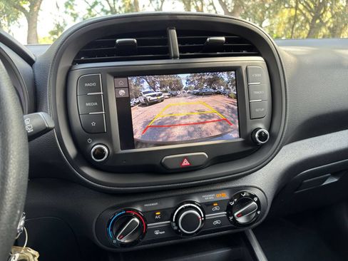 Used 2025 Kia Soul LX w/ LX Technology Package FWD image 16