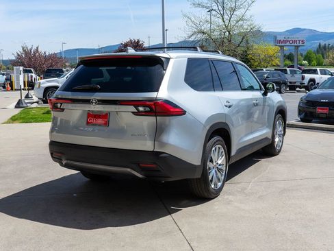 Used 2024 Toyota Grand Highlander AWD image 7