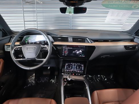 Used 2024 Audi Q8 e-tron Premium Plus w/ Premium Plus Package image 7