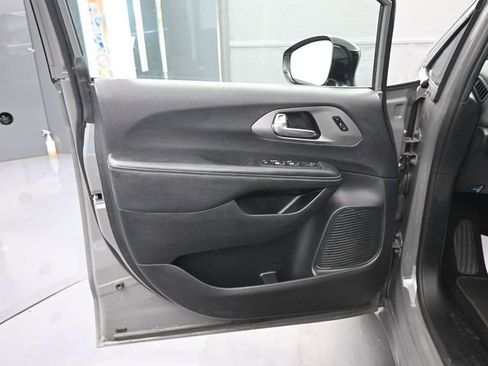 Used 2025 Chrysler Pacifica Select image 12