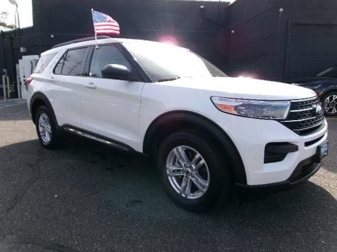 Certified 2022 Ford Explorer XLT w/ Equipment Group 202A AWD/4WD image 3