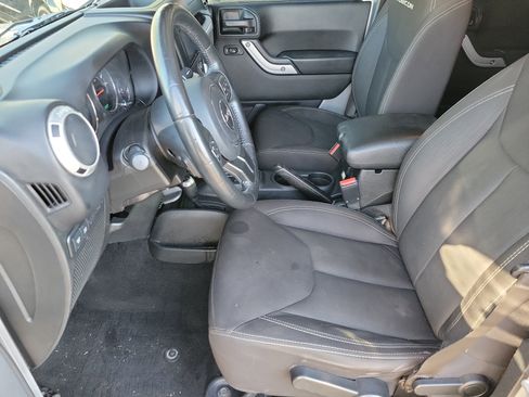 Used 2017 Jeep Wrangler Unlimited Rubicon w/ Connectivity Group image 4