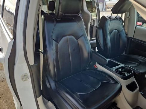 Used 2023 Chrysler Pacifica Touring-L image 34