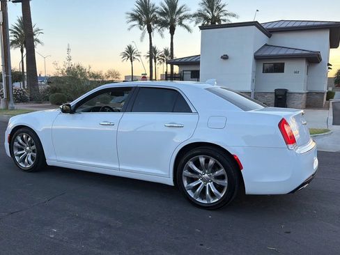Used 2019 Chrysler 300 Limited RWD image 3
