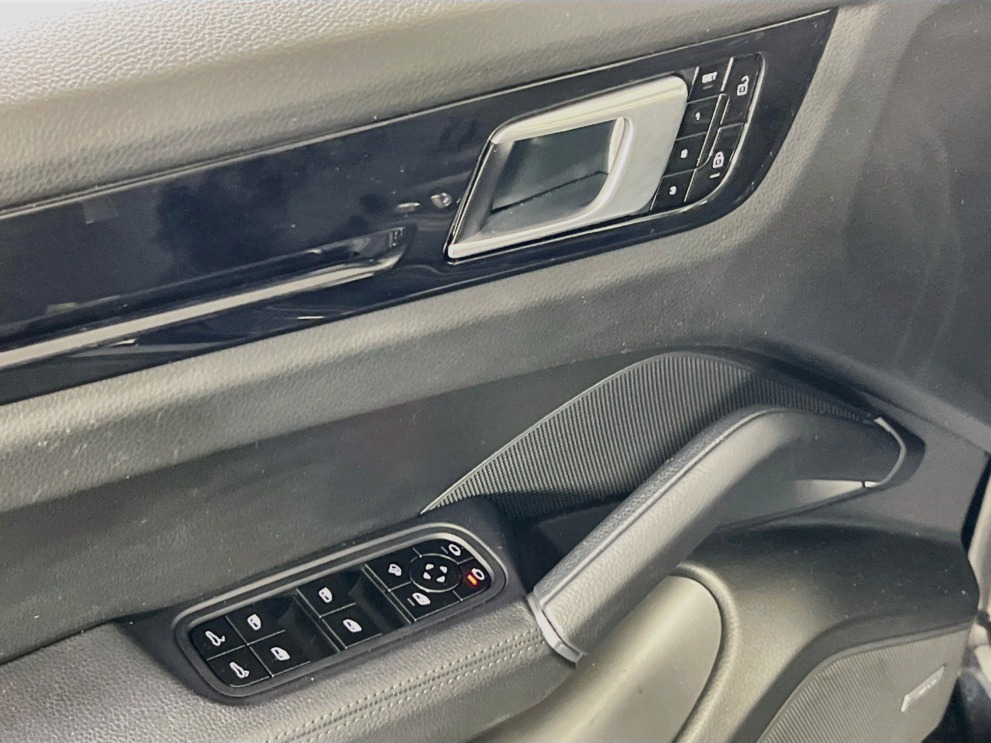 Used 2021 Porsche Cayenne AWD/4WD image 18