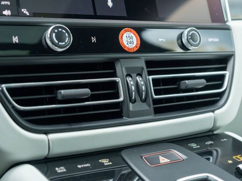 Certified 2022 Porsche Macan S AWD/4WD image 28