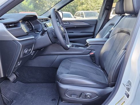 New 2025 Jeep Grand Cherokee Altitude image 10