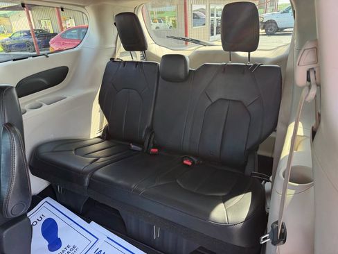 Used 2020 Chrysler Pacifica Touring-L image 17