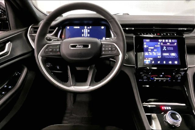 Used 2023 Jeep Grand Cherokee Altitude AWD/4WD image 6