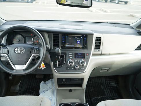 Used 2017 Toyota Sienna LE image 17