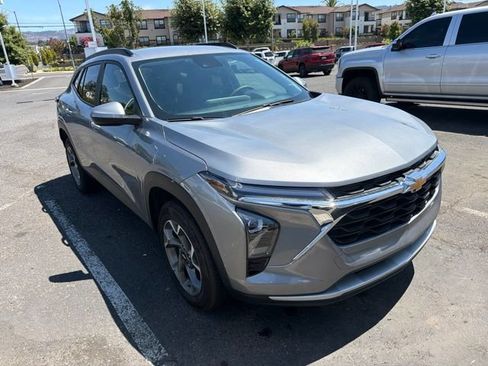 Used 2025 Chevrolet Trax LT FWD image 1