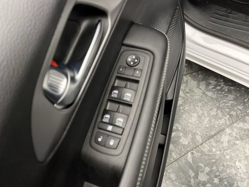 Used 2025 Chrysler Pacifica Select FWD image 8
