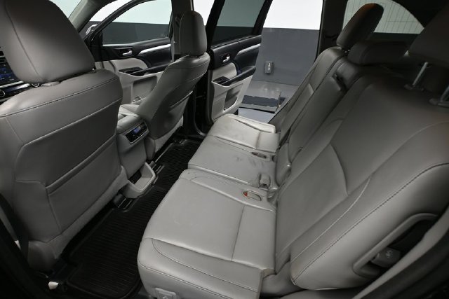 Used 2015 Toyota Highlander XLE AWD/4WD image 30