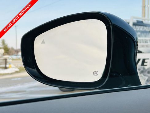 Used 2024 Chrysler Pacifica Limited image 12