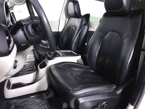 Used 2022 Chrysler Pacifica Touring-L w/ Uconnect Theater Family Group FWD image 29