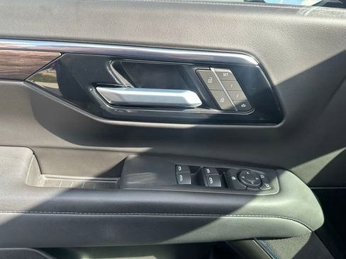 Certified 2025 Chevrolet Suburban Z71 AWD/4WD image 3