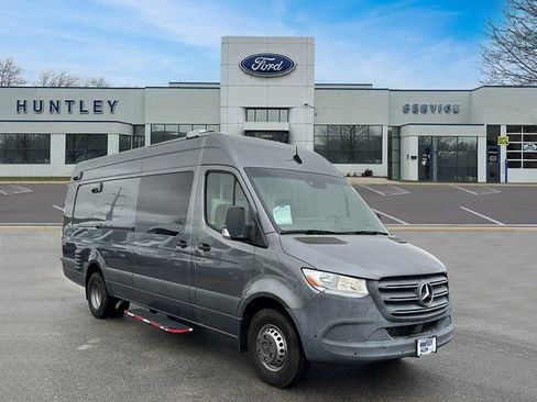 Used 2022 Mercedes-Benz Sprinter 4500 w/ Parking Package image 4