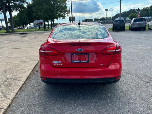 Used 2017 Ford Focus SE FWD image 4