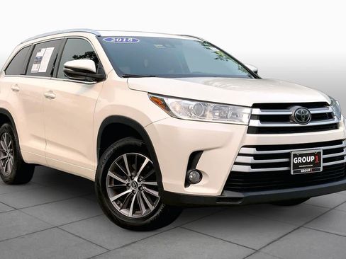 Used 2018 Toyota Highlander XLE AWD/4WD image 3