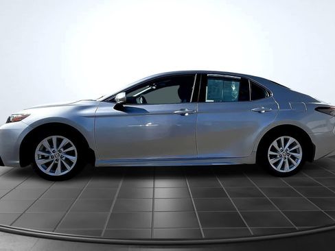 Used 2024 Toyota Camry SE image 3