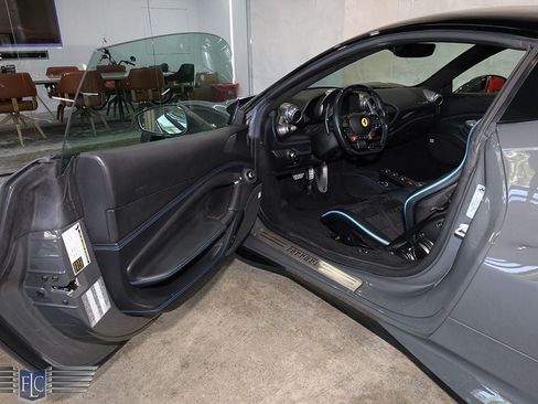 Used 2022 Ferrari F8 Tributo RWD image 19