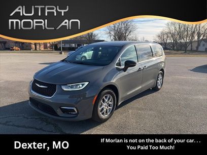 Used 2025 Chrysler Pacifica Select