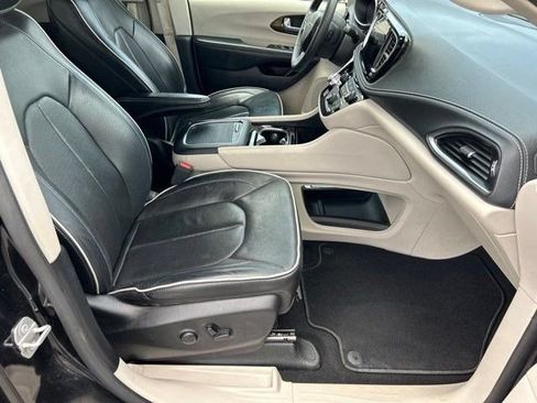 Used 2023 Chrysler Pacifica Limited FWD image 53
