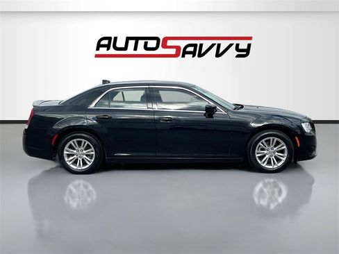 Used 2021 Chrysler 300 Touring w/ Driver Convenience Group image 8