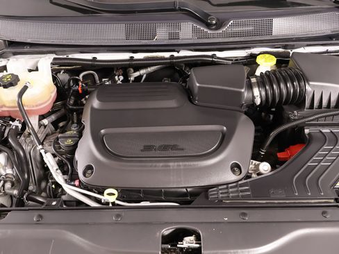 Used 2022 Chrysler Voyager LX image 19