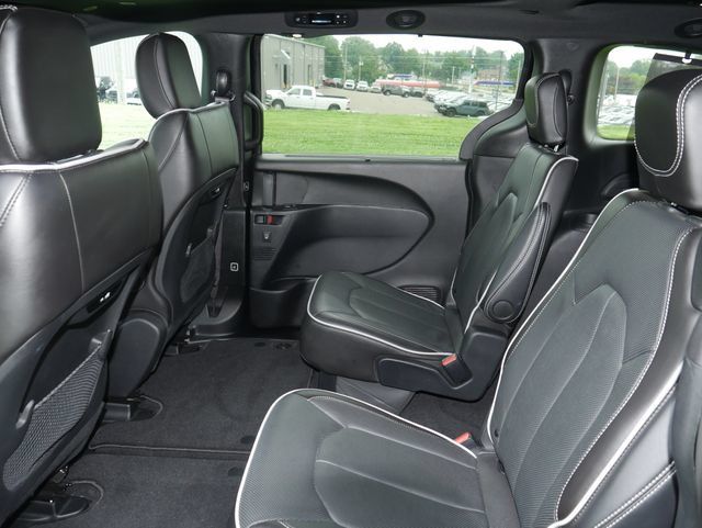 Used 2025 Chrysler Pacifica Limited w/ Trailer Tow Group FWD image 27