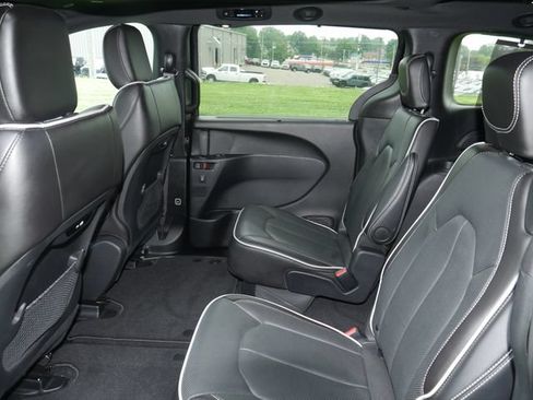 Used 2025 Chrysler Pacifica Limited w/ Trailer Tow Group FWD image 27