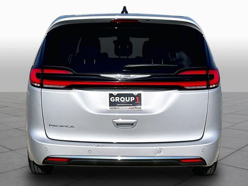 Used 2024 Chrysler Pacifica Touring-L FWD image 5